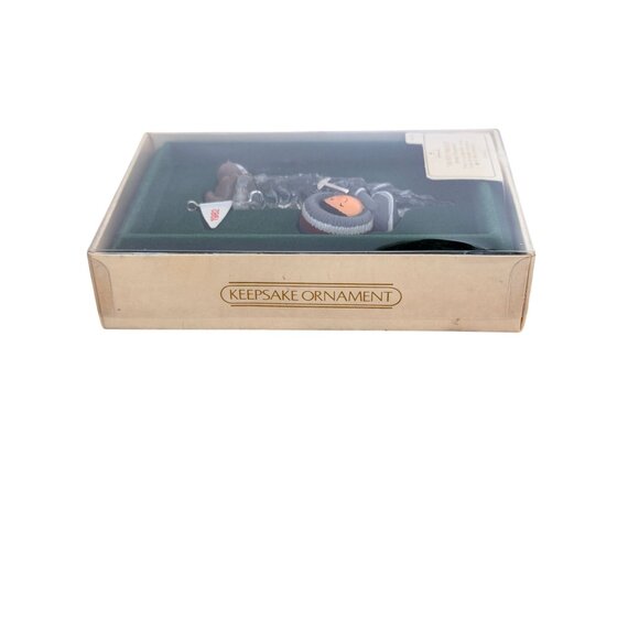 Hallmark Frosty Friends 1982 Ornament #3 Eskimo & Husky on Icicle Boxed - Picture 14 of 16